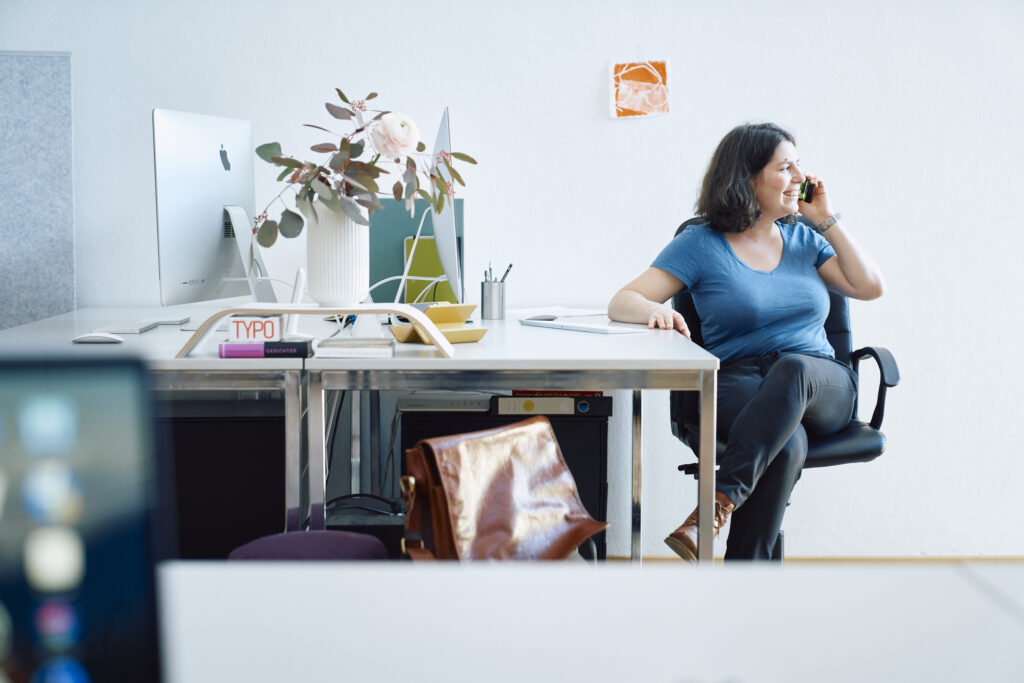 Gisela Knobel von sella design im Kundenberatungsgespräch